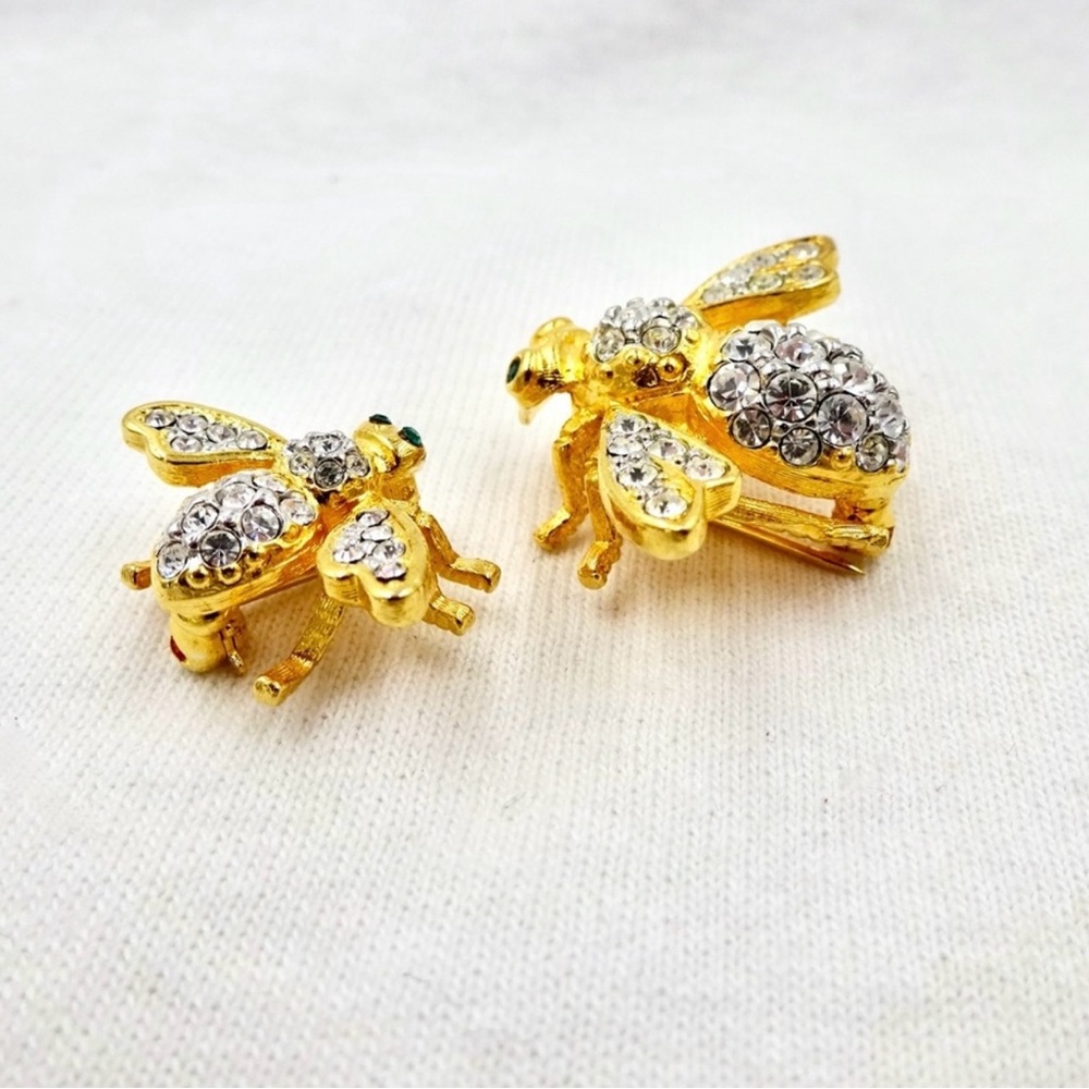 Vintage Joan Rivers Classic Collection gold tone double bee brooch with chain. - Picture 5 of 10